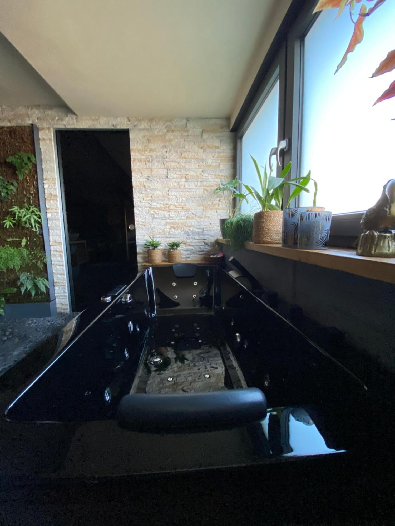Private Wellness Suiten Mit Whirlpool Essen Eksteriør billede